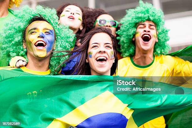 Grupa Kibiców Dopingować Brazylii W Piłce Nożnej - zdjęcia stockowe i więcej obrazów Flaga - Flaga, Niebieski, Praca zespołowa