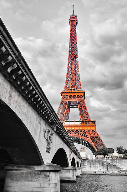 신혼여행 중인 혼혈의 젊은 군인커플 흑백 보기 에펠탑, 선택적 레드 colorization - photography urban scene vertical toned image 뉴스 사진 이미지
