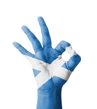 La mano haciendo gesto de Ok, bandera de Escocia pintado photo