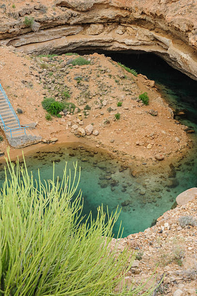 знаменитый оман карст - natural phenomenon hawiyat najm park cliff cave стоковые фото и изображения