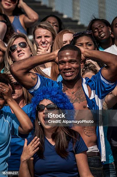 Photo libre de droit de Bleu Dispair Les Fans De Soutenir Leur Partenariat Perdre banque d'images et plus d'images libres de droit de Accident et désastre