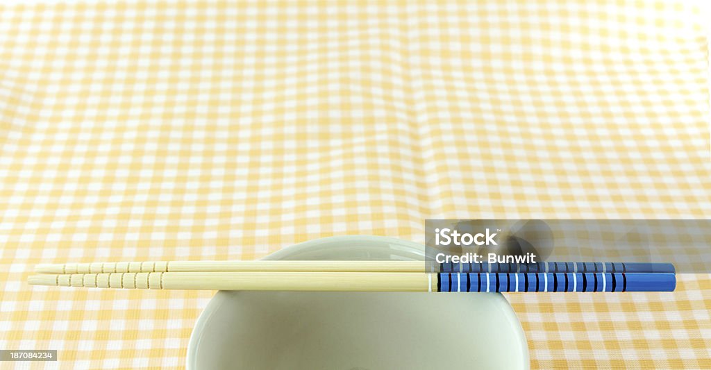 Hashis e e tigela em tecido amarelo - Foto de stock de Azul royalty-free