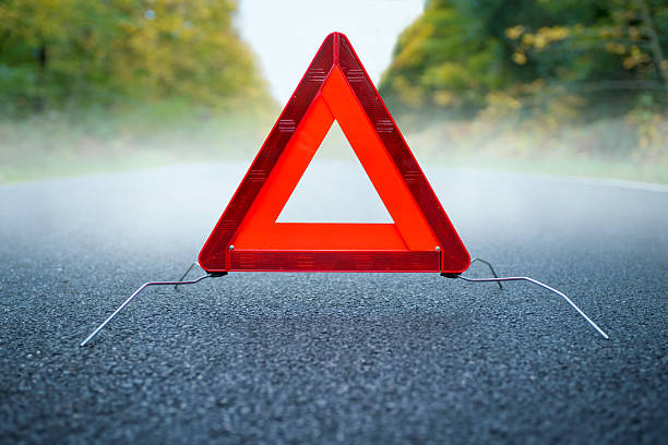 przestroga fog - warning triangle triangle car warning sign zdjęcia i obrazy z banku zdjęć