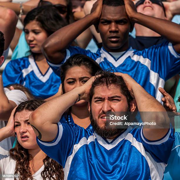 Foto de Blue Apoiar Os Fãs Em Dispair Com Seus Modernos Perder e mais fotos de stock de Animar