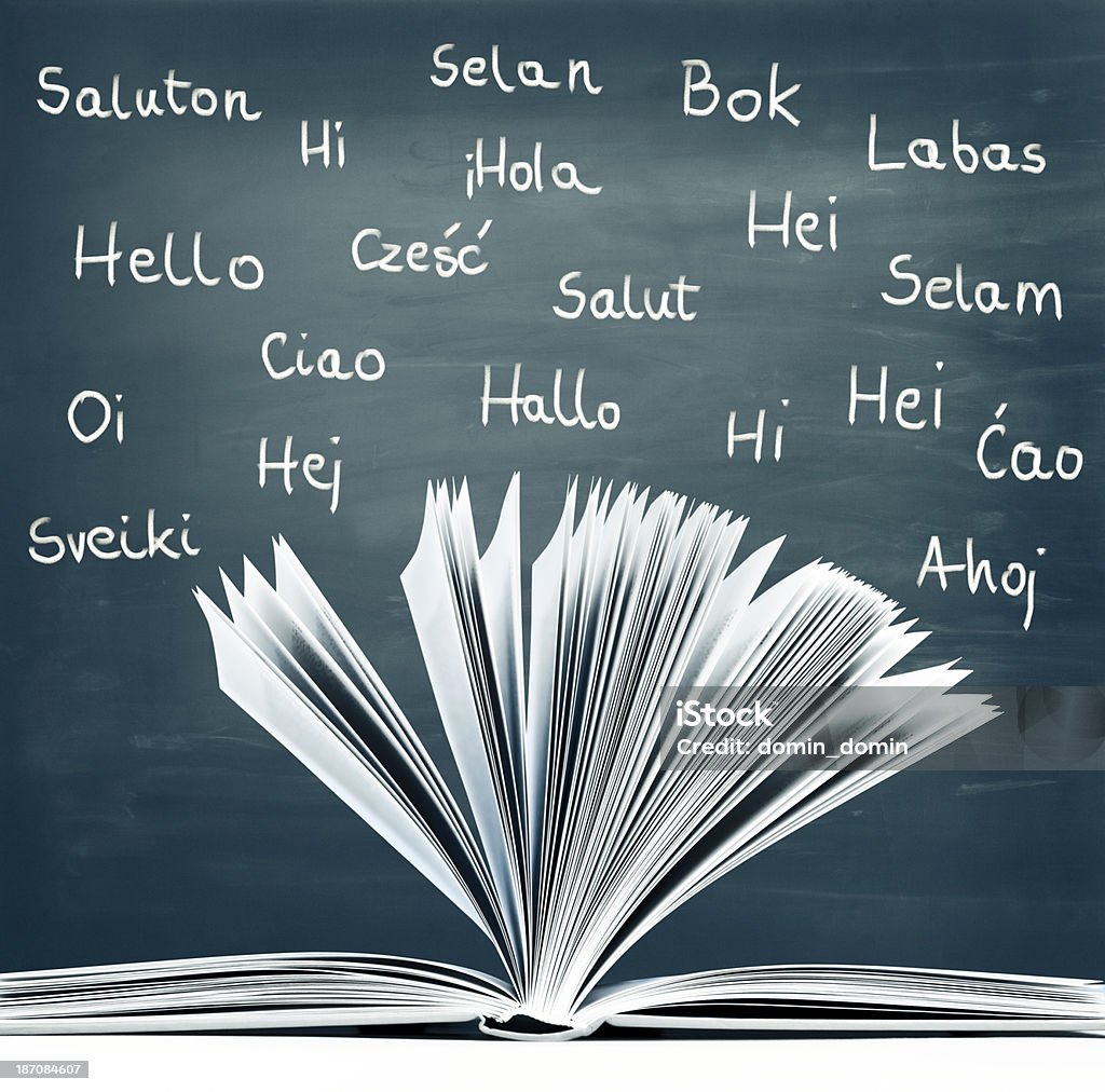 Configuration salle de classe, livre ouvert, écrit à la main mots Bonjour, dans différentes langues, tableau - Photo de Hello - Mot anglais libre de droits