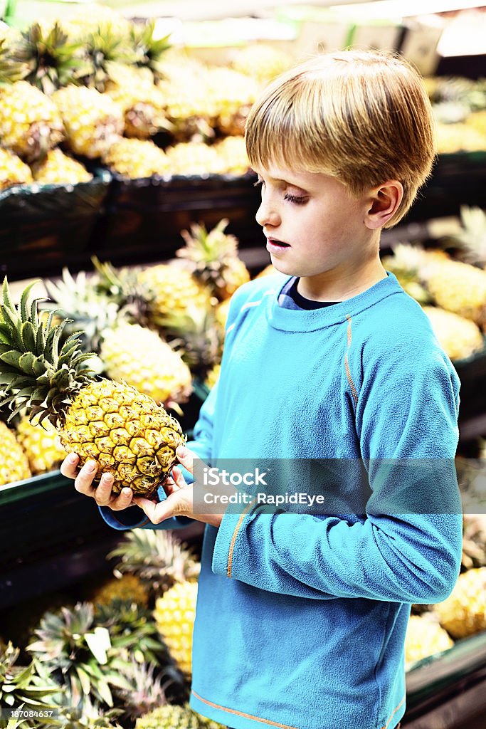 小学生のに最適なパイナップル市場を選択します。 - 10歳から11歳のロイヤリティフリーストックフォト