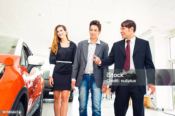 車のセールスマンお客様新しい Suv を表示 - 3人のストックフォトや画像を多数ご用意 - 3人, SUV, iStockalypse