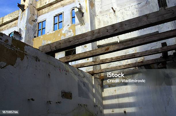 Arruinado Casa - Fotografias de stock e mais imagens de Abandonado - Abandonado, Antigo, Ao Ar Livre