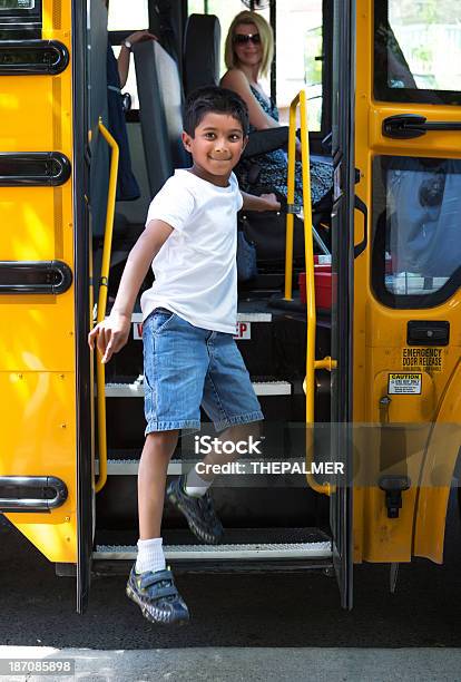 Bambino Sempre Fuori Scuola Bus - Fotografie stock e altre immagini di Scuolabus - Scuolabus, Bambino, Scendere