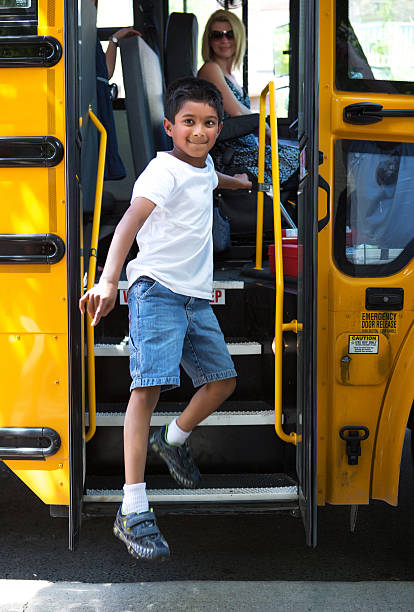 мальчик получение от школьный автобус - to01 стоковые фото и изображения