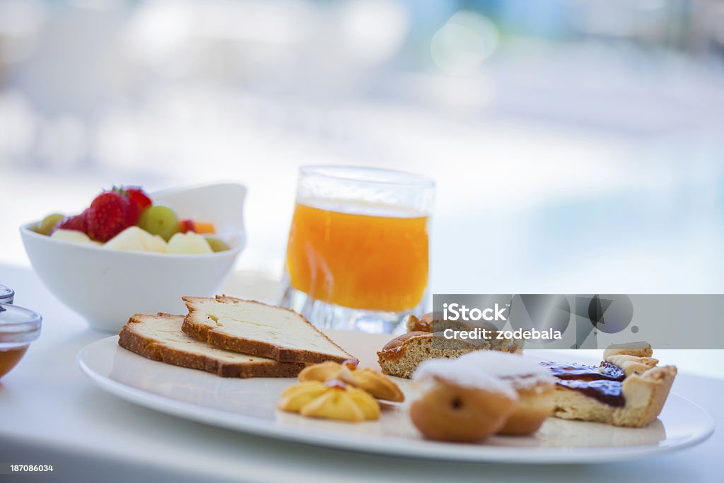 焼きたてのペストリー、オレンジジュースホテルの朝食 - B&amp;Bのロイヤリティフリーストックフォト