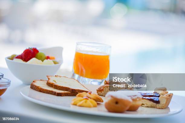 焼きたてのペストリーオレンジジュースホテルの朝食 - B&amp;Bのストックフォトや画像を多数ご用意 - B&B, おやつ, イタリア