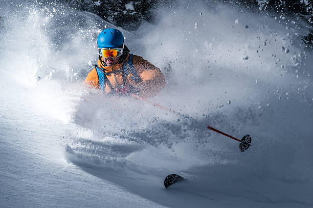 파우다 스키타기 - skiing sports helmet powder snow ski goggles 뉴스 사진 이미지
