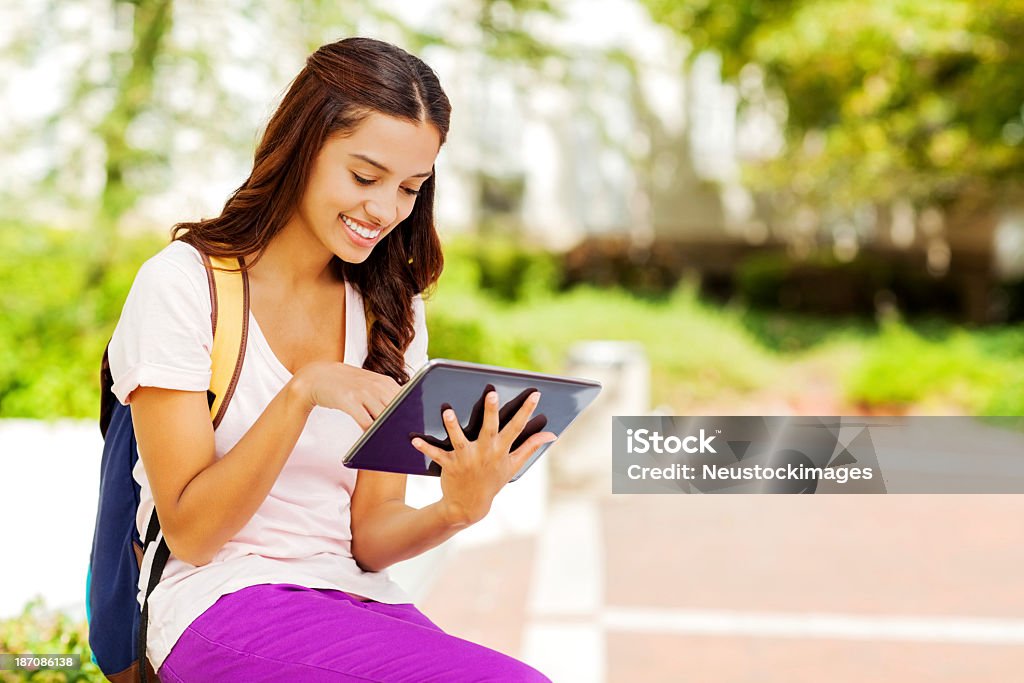 Estudiante navegar por Internet con tableta Digital en College Campus - Foto de stock de Adolescente libre de derechos