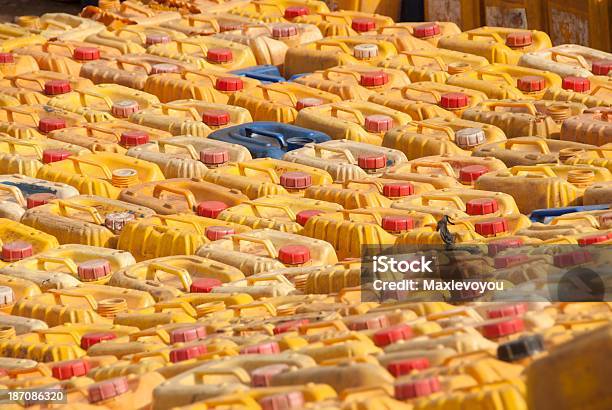 Suministro De Agua En África Foto de stock y más banco de imágenes de Reciclaje - Reciclaje, África, Agua