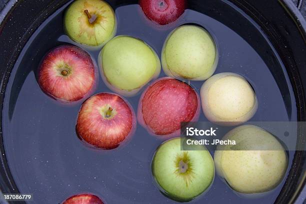 Äpfel Floating In Den Eimer Für Dunks Stockfoto und mehr Bilder von Apfel - Apfel, Auf dem Wasser treiben, Wasser