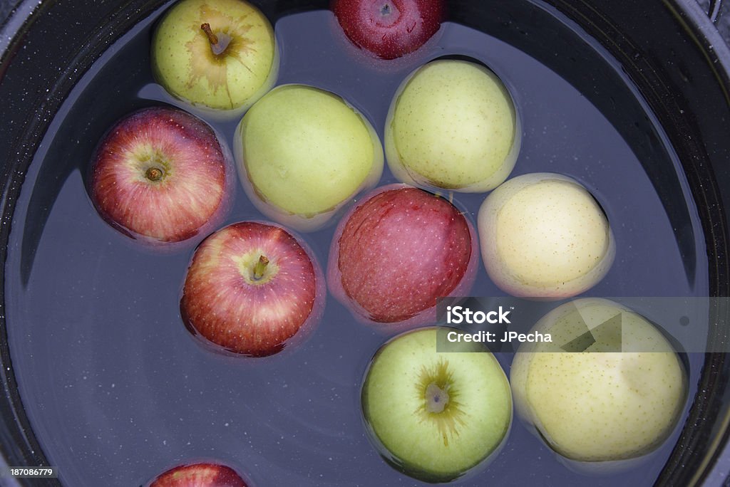 Pommes en seau de dunks spectaculaires sur l'eau - Photo de Pomme libre de droits