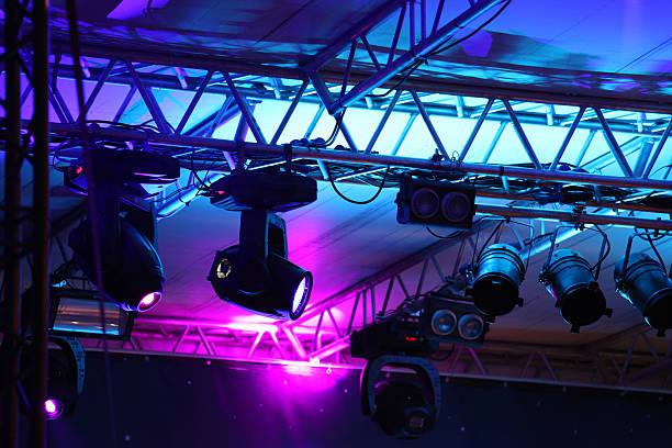 etapie światła na koncert rockowy - stage light lighting equipment illuminated floodlight zdjęcia i obrazy z banku zdjęć