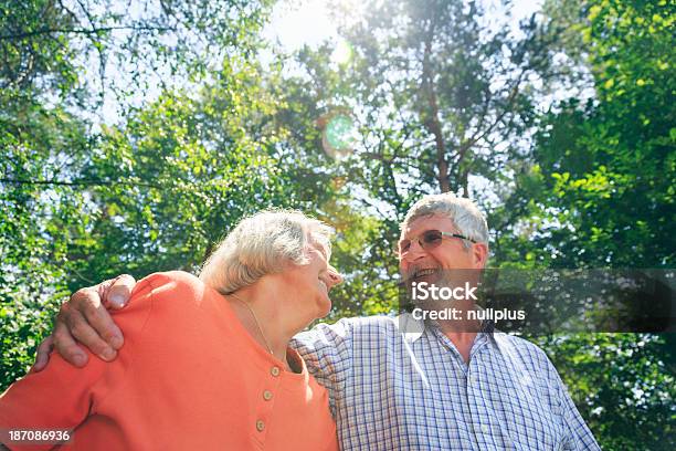 Senior Pareja En Un Paseo En El Bosque Foto de stock y más banco de imágenes de 60-69 años - 60-69 años, Adulto, Aire libre