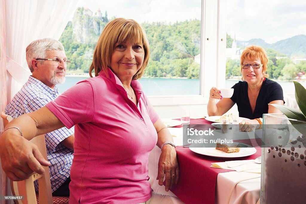 Senior presso il ristorante - Foto stock royalty-free di Adulto