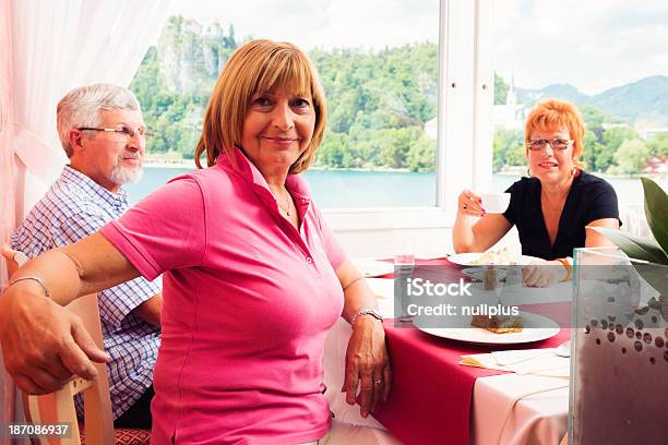 Foto de Idosos No Restaurante e mais fotos de stock de Adulto - Adulto, Aposentadoria, Bled