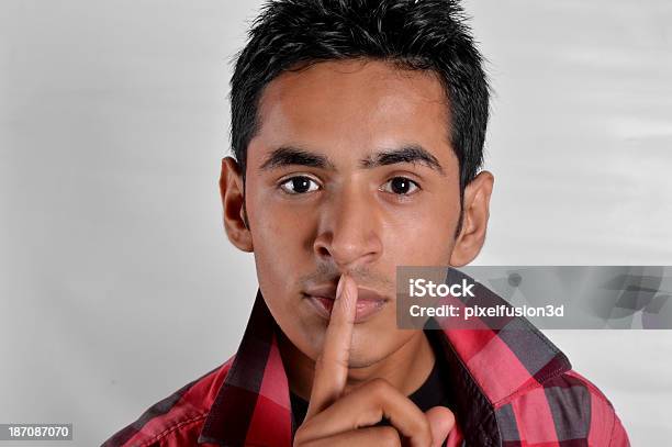 Shhhhh - Fotografias de stock e mais imagens de 18-19 Anos - 18-19 Anos, Adulto, Apontar - Sinal Manual