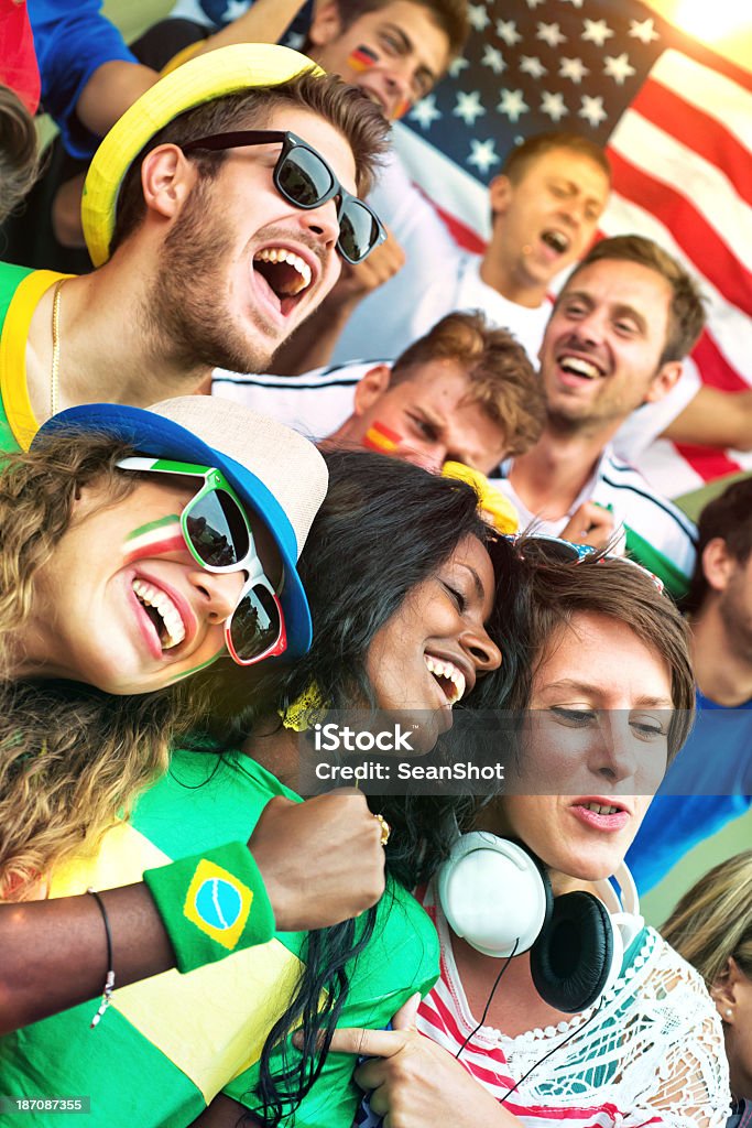 Los partidarios de otra nacionalidad en el estadio - Foto de stock de Brasil libre de derechos