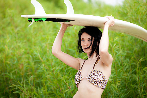 серфер девочка - alohalypse стоковые фото и изображения