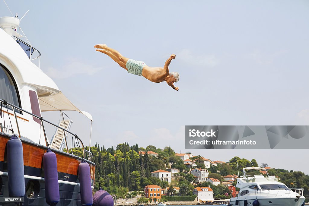 Saltare in mare - Foto stock royalty-free di 55-59 anni