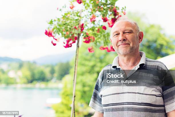 Retrato De Hombre Senior Foto de stock y más banco de imágenes de 60-69 años - 60-69 años, Adulto, Aire libre