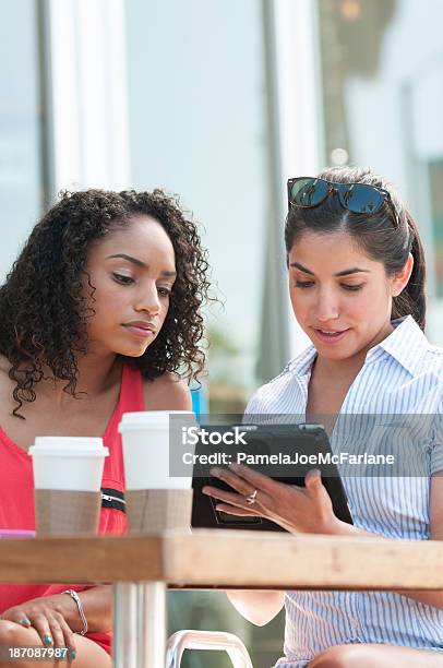 Dwie Atrakcyjne Kobiety Wyświetlanie Komputer Tablet - zdjęcia stockowe i więcej obrazów 20-29 lat