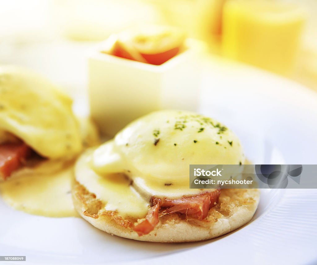 Uova alla Benedict prima colazione - Foto stock royalty-free di Pancetta affumicata