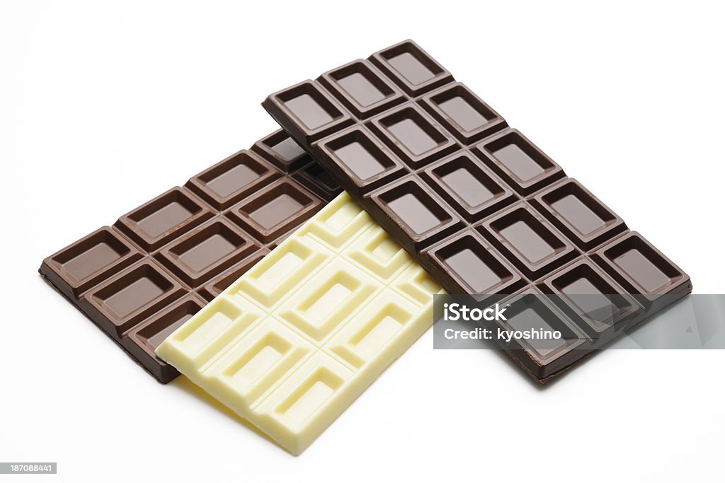 Disparo aislado de tres diferentes barras de chocolate sobre fondo blanco - Foto de stock de Barra de chocolate libre de derechos