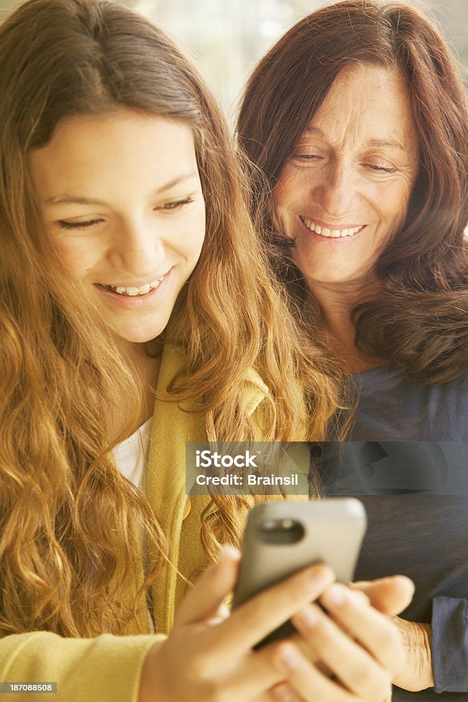 Бабушка и Grandaughter with Cellphone - Стоковые фото Ребёнок роялти-фри