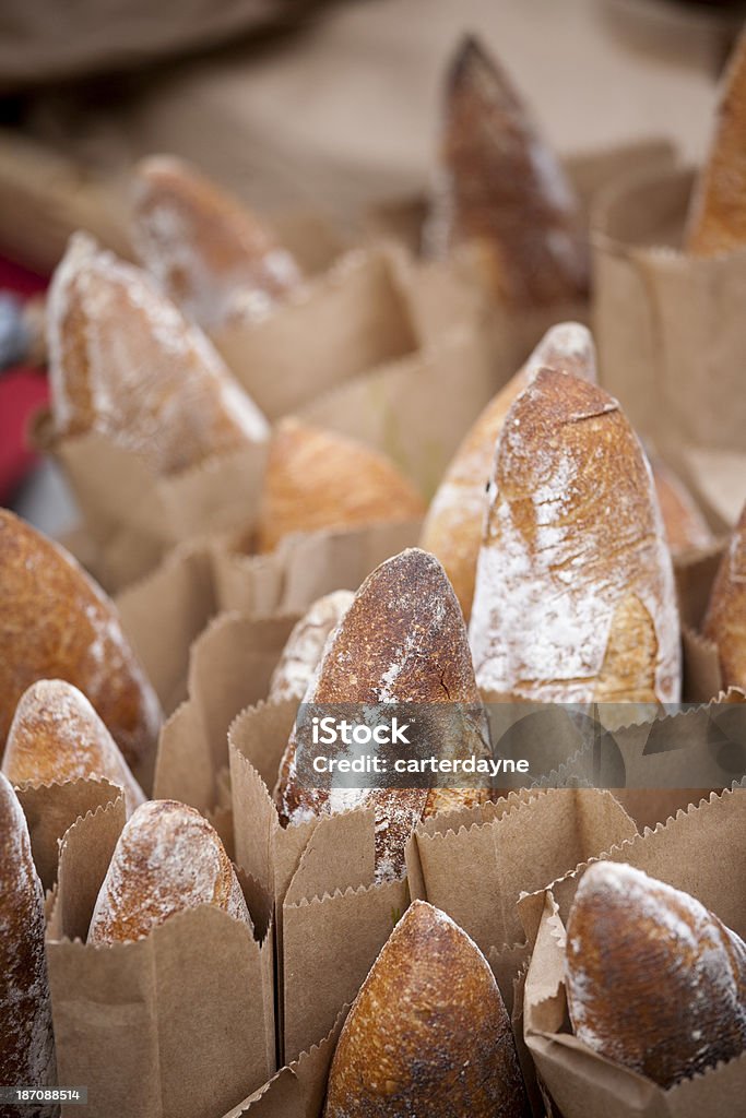 Pile di pane al farmers market - Foto stock royalty-free di Abbondanza