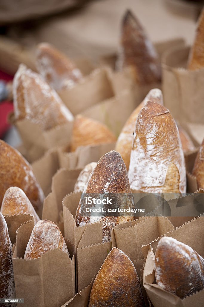 Пакеты хлеб в farmers market - Стоковые фото Багет роялти-фри