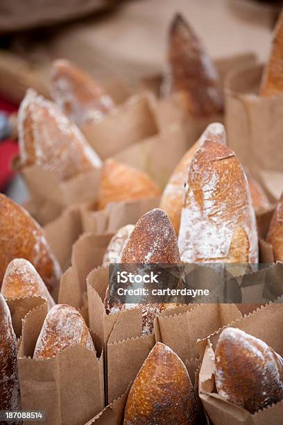 Пакеты Хлеб В Farmers Market — стоковые фотографии и другие картинки Багет - Багет, Без людей, Вертикальный