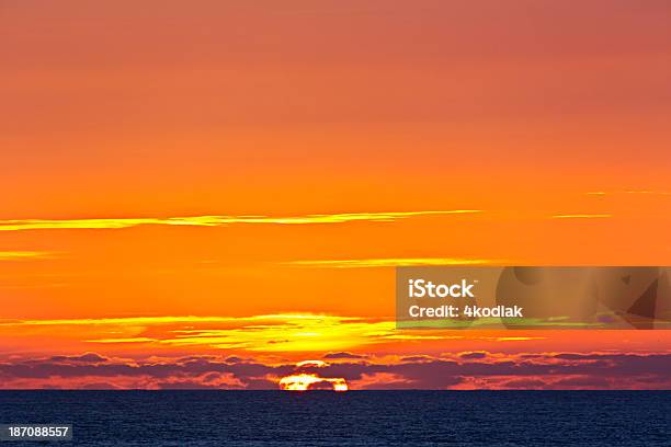 Zachód Słońca - zdjęcia stockowe i więcej obrazów Bez ludzi - Bez ludzi, Chmura, Czerwony
