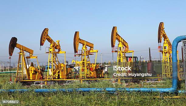 Öl Pumpen Stockfoto und mehr Bilder von Ausrüstung und Geräte - Ausrüstung und Geräte, Bauwerk, Benzin