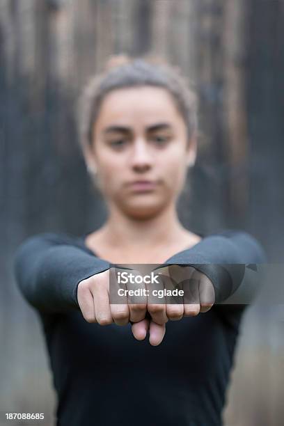 Infelice Ragazza Adolescente - Fotografie stock e altre immagini di Donne - Donne, Malumore, Pugno