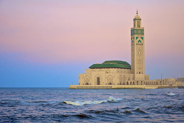 re la moschea di hassan ii a casablanca al crepuscolo - moschea hassan ii foto e immagini stock