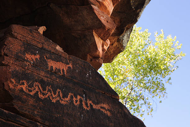 ペトログリフネイティブアメリカンインディアンの芸術作品 - indigenous culture southwest usa art american culture ストックフォトと画像