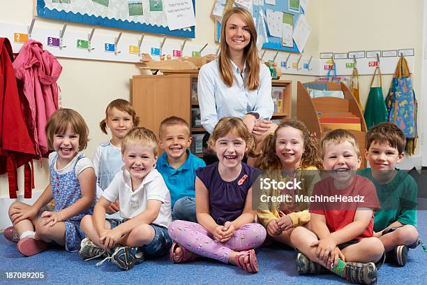 Ritratto Di Classe Di Scuola Elementare Con Insegnante - Fotografie stock e altre immagini di 4-5 anni