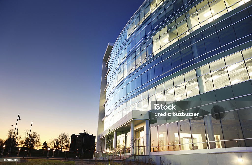 Moderne Bürogebäude am Sonnenuntergang - Lizenzfrei Bürogebäude Stock-Foto