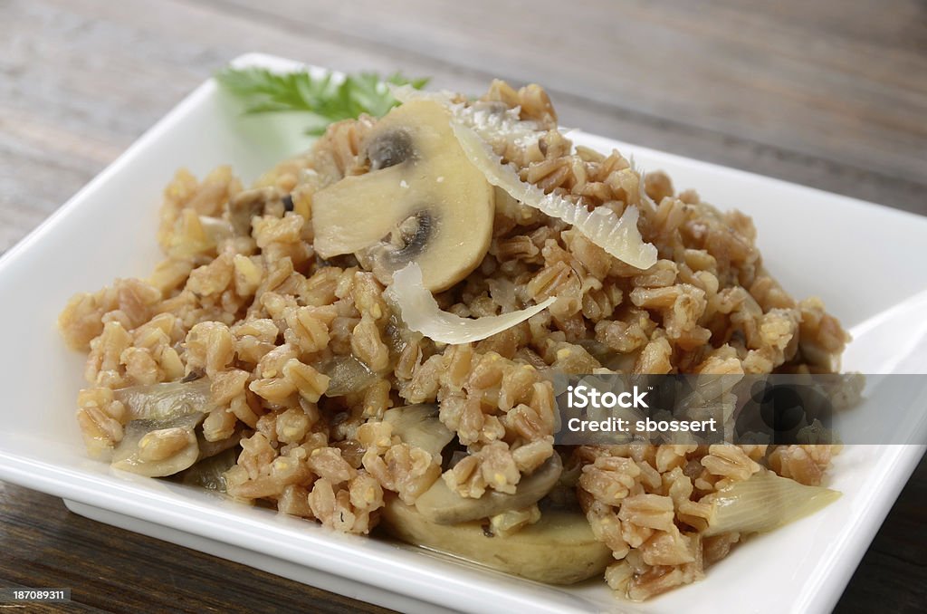 Farro aux champignons et au fromage - Photo de Farro libre de droits