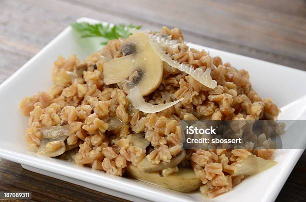 Photo libre de droit de Farro Aux Champignons Et Au Fromage banque d'images et plus d'images libres de droit de Farro - Farro, Aliment, Aliments et boissons