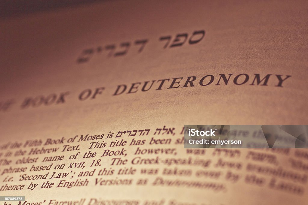 Page de livre de Deuteronomy - Photo de Droit libre de droits