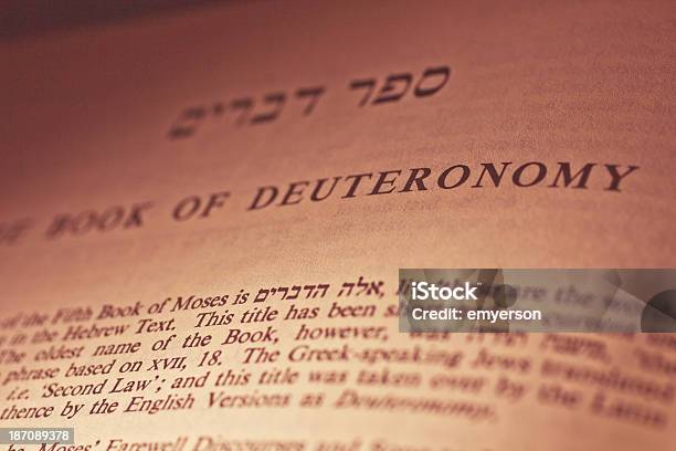 Стр Из Book Of Deuteronomy — стоковые фотографии и другие картинки Без людей - Без людей, Выборочная фокусировка, Горизонтальный
