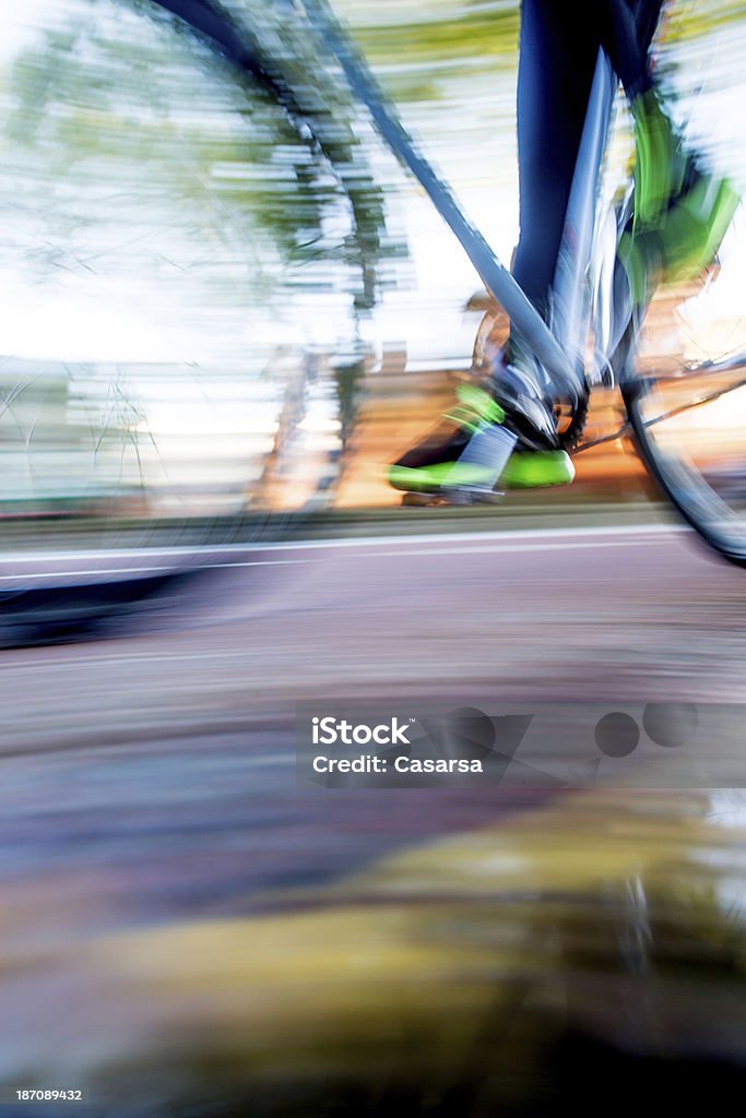 Bicicletta per strada - Foto stock royalty-free di Ambientazione esterna