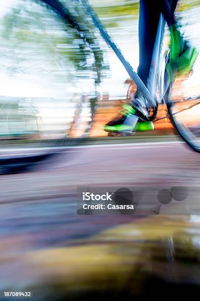 Bicicletta Per Strada - Fotografie stock e altre immagini di Ambientazione esterna - Ambientazione esterna, Ambiente, Astratto